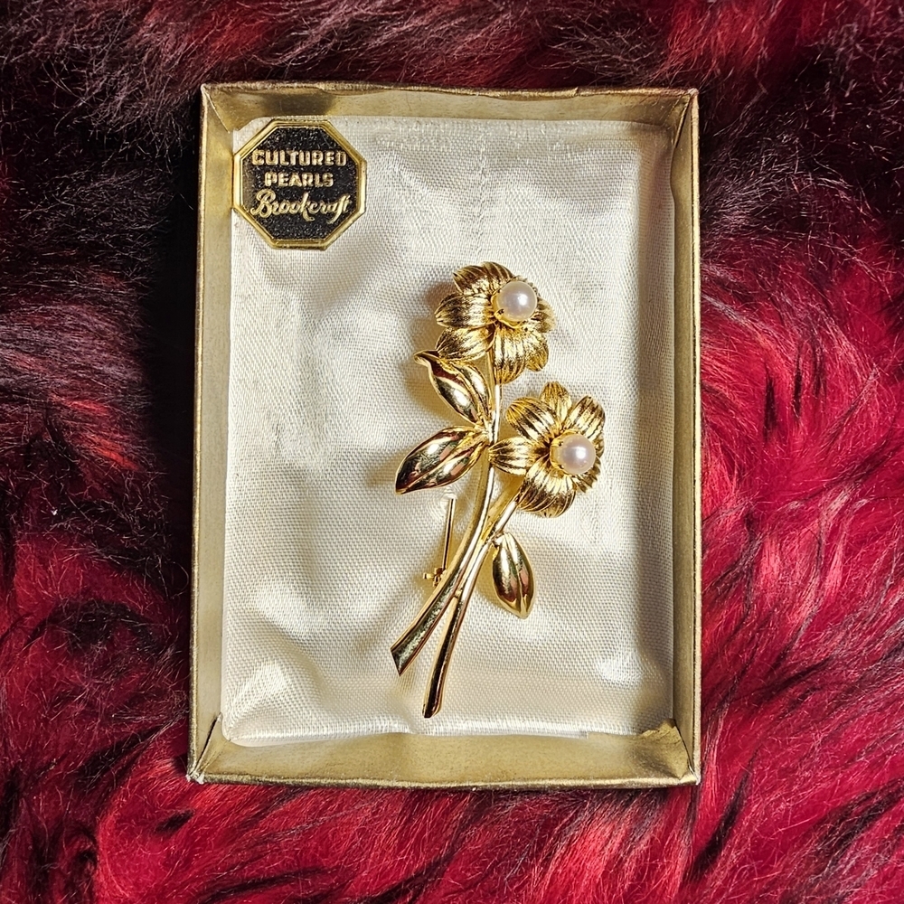 Vintage Brookcraft Gold Tone Floral Brooch Pin with Pearl Accents in Box